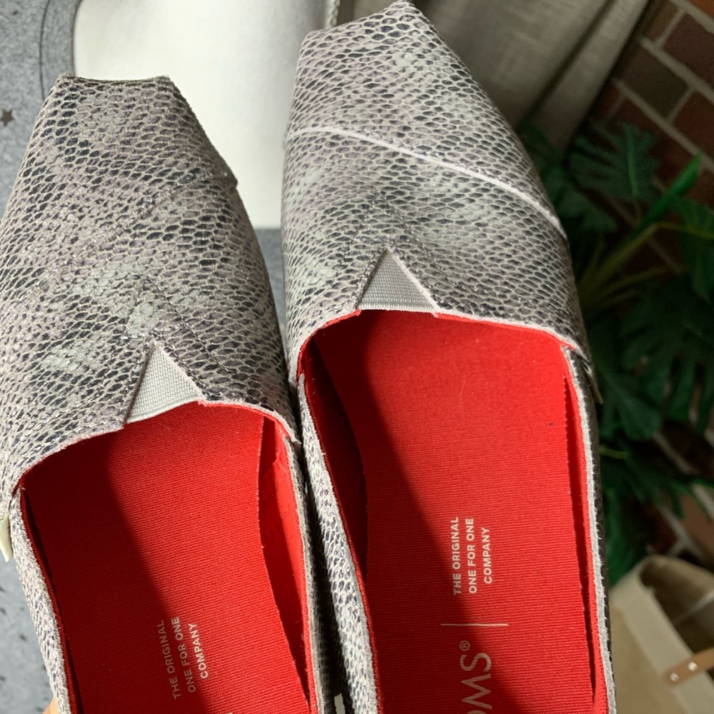 TOMS- snake skin slip ons! Brand new without tags - Picture 4 of 6